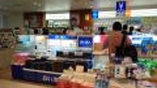 函館空港2階出発ロビー階にあるＡＮＡのお土産店