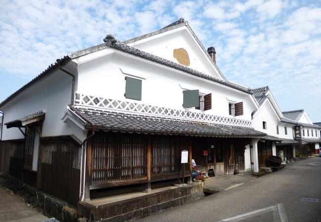 白壁の建物や大型の酒蔵