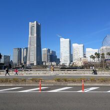 後で向こう側の歩道に移ろって写真を撮ろう