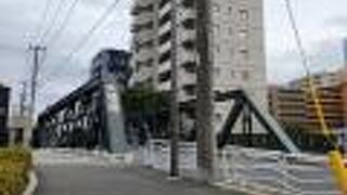 歴史的な橋ではない。。。