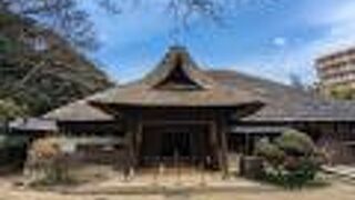 Visitors can observe up close the structure of a famous family's house from the Edo period