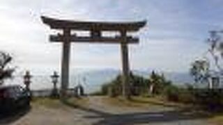 海に面して建つ鳥居が圧巻です