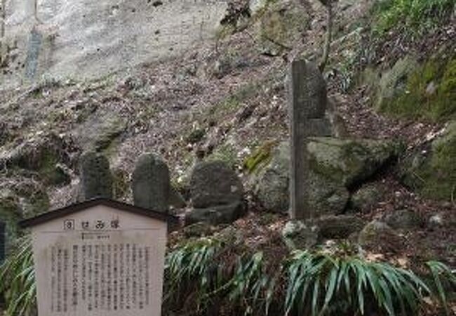 芭蕉の句に由来する塚