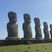 丘の上から見るモアイ像と海は絶景