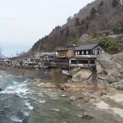 山寺のふもとを流れる川