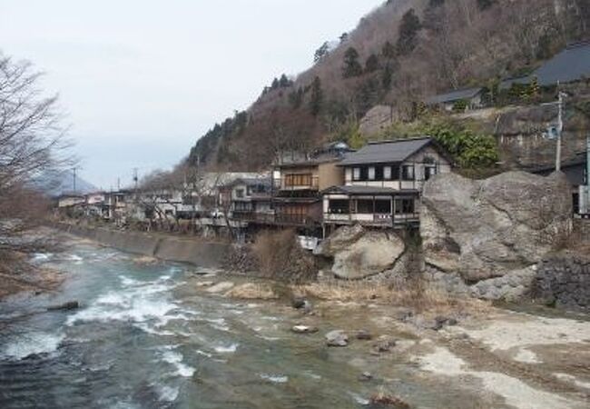 山寺のふもとを流れる川