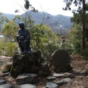 山寺を訪れた松尾芭蕉と弟子の像