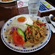 太平洋一望の絶景アジアンハーブレストラン「カフェくるくま」のガパオライス