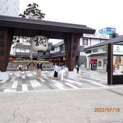 ＪＲ函館駅前にあるレトロ風なショッピングモール