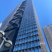 黒い外観の超高層ビル