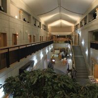 館内は吹き抜けでスタイリッシュです