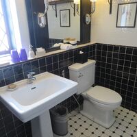 浴室もシックな造り。