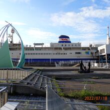 イカのモニュメント と摩周丸