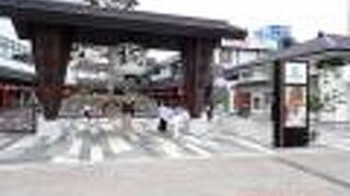 ＪＲ函館駅前にあるレトロ風なショッピングモール