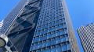 黒い外観の超高層ビル