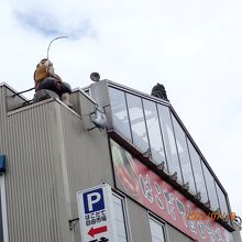 屋根で誰かが釣りを