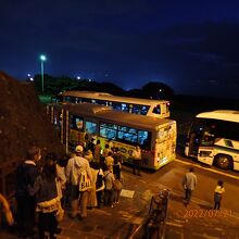 函館山からの帰りの便に向かう人とバス群