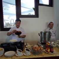 朝食会場入り口には、フォーを作ったり卵料理を作るスタッフ。