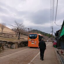 若草山ルートのバスです。ルートによってバスの色は違います