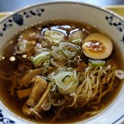 細いちぢれ麺の濃い色の醤油スープ