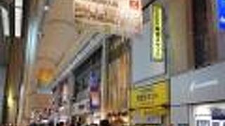 戎橋から南に伸びる歴史ある商店街