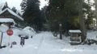 雪に埋もれた白山神社