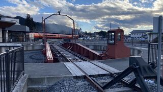 鬼怒川温泉駅の正面にある転車台