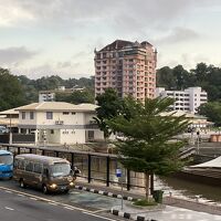 バスターミナルがホテルの裏側にあります