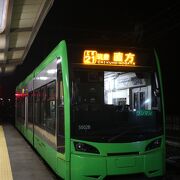 最新型超低床電車と西鉄北九州線の電車の車体更新車が活躍