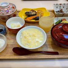 朝食は3種類から選べます。これは和食。