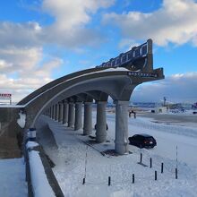 防波堤の付け根部分は堤防に上れるようになっている