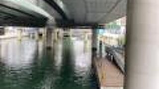 日本橋が架かる川