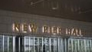 臨海のオフィスビル