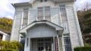 白とライトブルーの洋風建築の建物