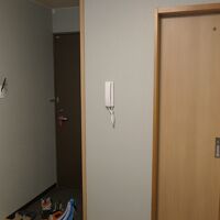 右側のドアはトイレと洗面所