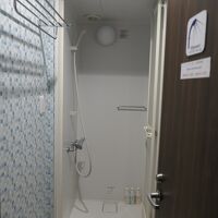 各フロアにあるシャワールーム（大浴場は1階）