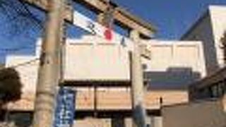 境内にあるお神楽の舞台がとても艶やかです