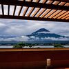 広いお部屋で富士山を眺めながらのんびり