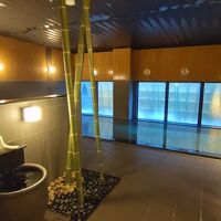 塩泉の香りとレイアウトが贅沢な雰囲気を盛り上げる大浴場