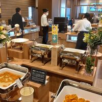 ホテルのレストランらしい、明るく開放的な店内