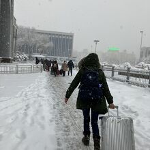 雪の中中央駅へ向かう