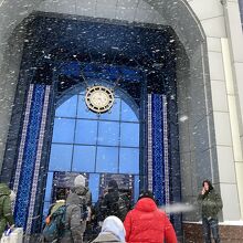 階段を上るのも大変。駅舎はイスラムの紋様。