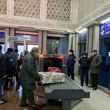 入ったら全員荷物検査