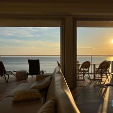 広いお部屋の向こうに広いテラス、そして一面の海と空。