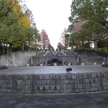 石のステージ　水がちょろちょろ流れているのがより寒く。。。