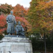 紅葉もきれい、坂本龍馬像を探して歩きました。
