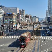 豊橋駅東口の大きな通り　路面電車も走っています