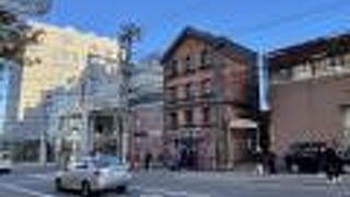 赤煉瓦造りの建物