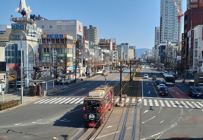 豊橋駅東口の大きな通り　路面電車も走っています