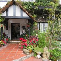 入口はこぢんまりと可愛い造り。